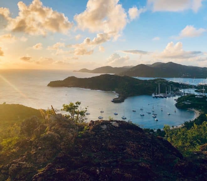 L’incroyable paysage côtier d’Antigua-et-Barbuda : sable blanc, activités aquatiques et plus encore !